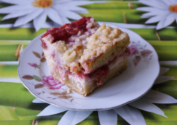 Fotografia przedstawiająca Rabarbarowo-truskawkowe ciasto z serem