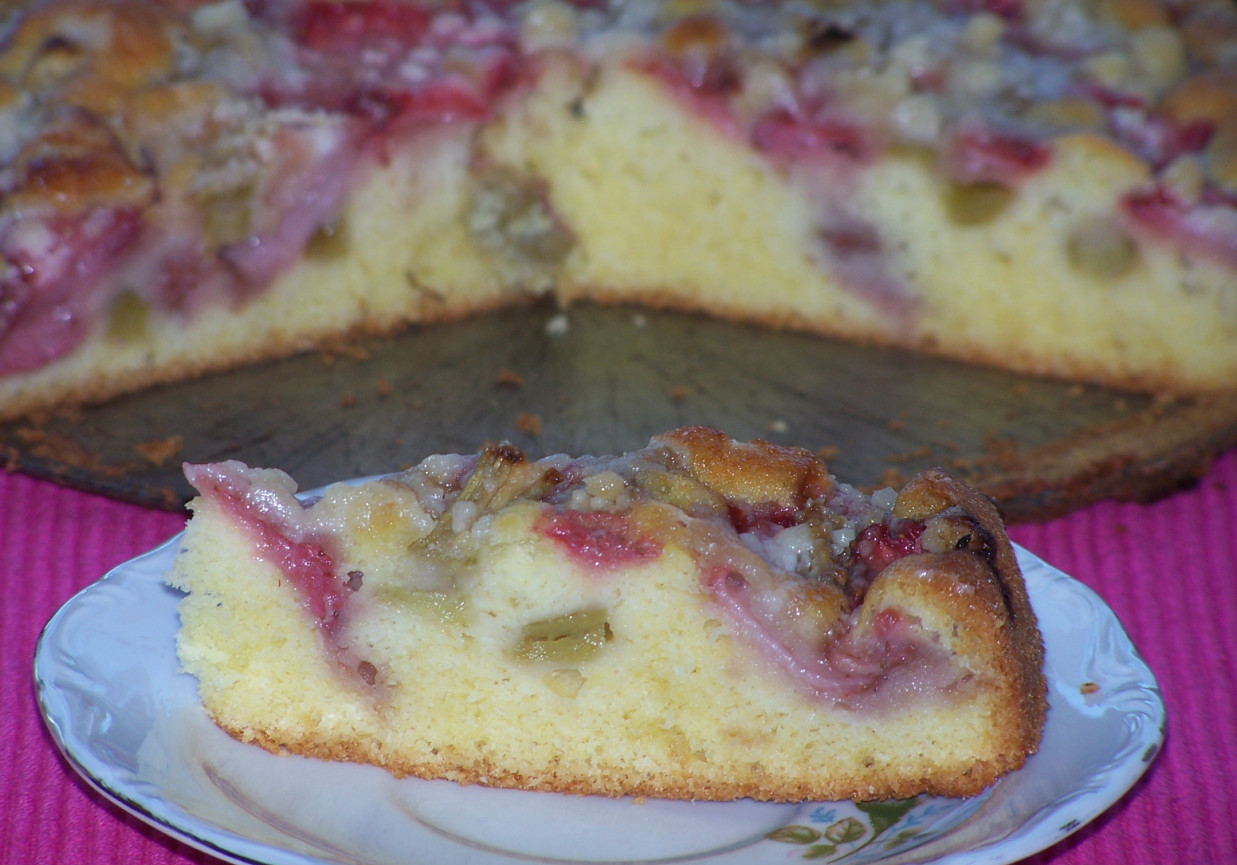 Rabarbarowo-truskawkowo, czyli szybkie, ucierano ciasto do popołudniowej kawki :) foto