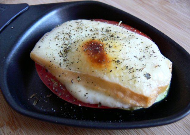 Fotografia przedstawiająca Raclette z pomidorem i cukinią
