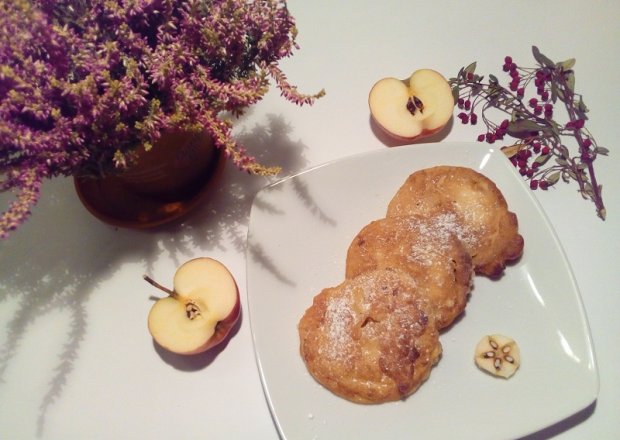 Fotografia przedstawiająca Racuchy cynamonowe z jabłkami