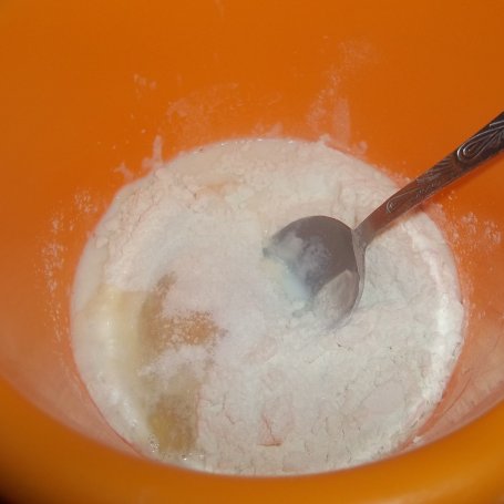 Krok 1 - Racuchy jogurtowe z sosem z kiwi foto