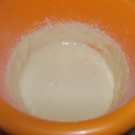 Krok 2 - Racuchy jogurtowe z sosem z kiwi foto