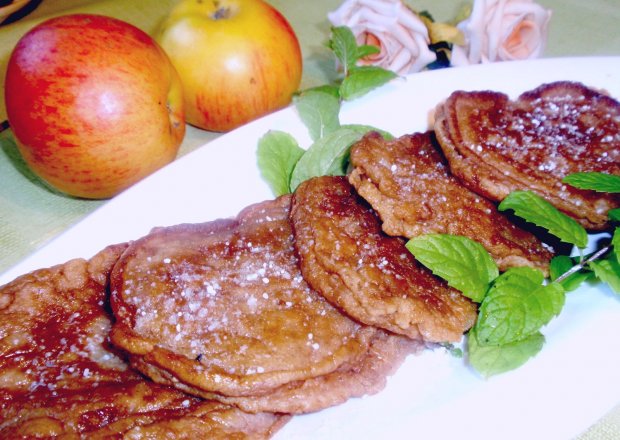 Fotografia przedstawiająca Racuchy na maslance z jabłkiem  i cynamonem