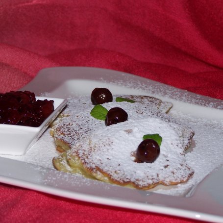 Krok 5 - Racuchy nie dla dzieci, czyli z dodatkiem wiśni w spirytusie :) foto