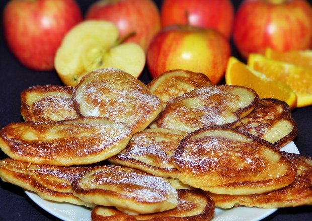 Fotografia przedstawiająca Racuchy z jabłkami z nutą pomarańczy