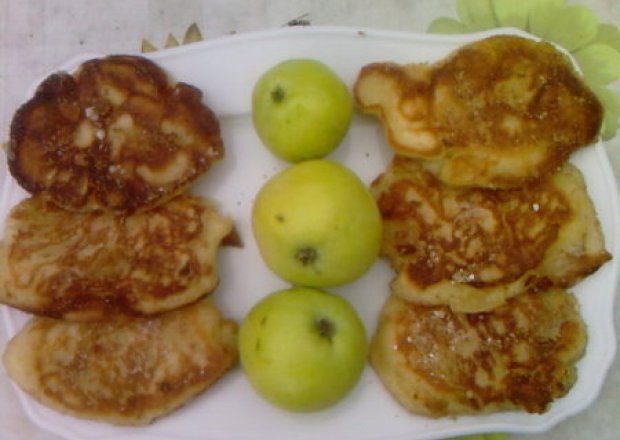 Fotografia przedstawiająca Racuchy z jabłkami