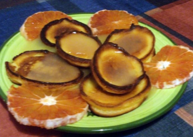Fotografia przedstawiająca Racuchy z ricotty z sosem pomarańczowym