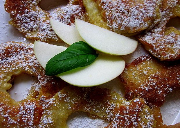 Fotografia przedstawiająca Racuszki na kwaśnym mleku z jabłkami