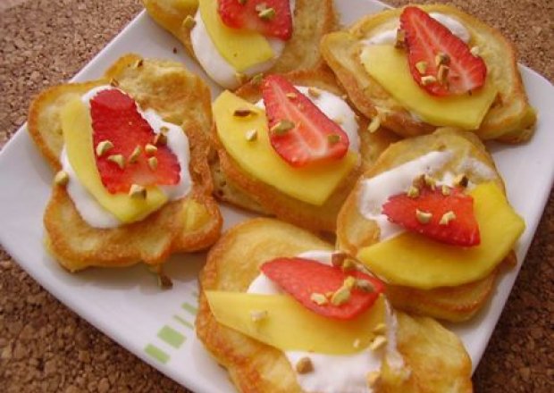 Fotografia przedstawiająca Racuszki serowe z mango.