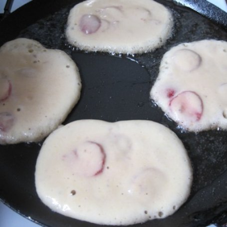 Krok 2 - Racuszki truskawkowe foto