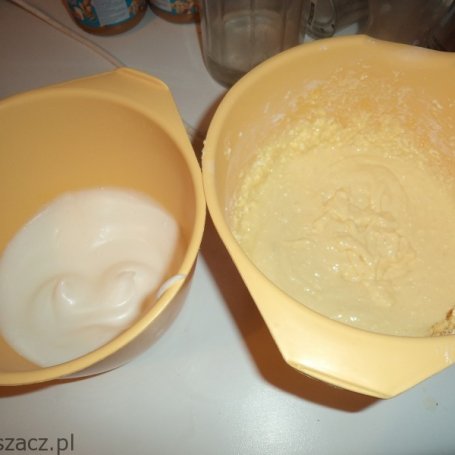 Krok 2 - racuszki z białego sera z cukrem pudrem i borówką foto