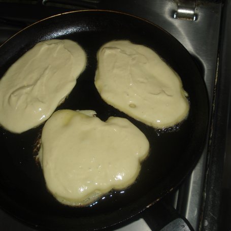 Krok 5 - Racuszki z serkiem homogenizowanym naturalnym dla dzieci -z kolorowymi perełkami foto