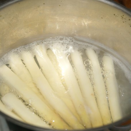 Krok 1 - Ravioli ze szparagami i szpinakiem foto