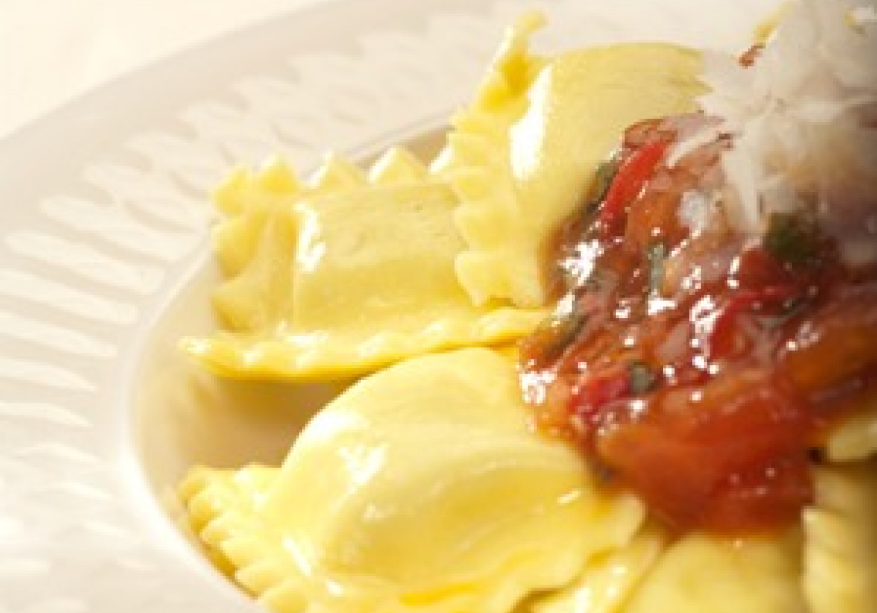 Ravioli ze szpiankiem i serem ricotta z klasycznym sosem pomidorowym ze świeżą bazylią foto