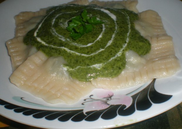 Fotografia przedstawiająca Ravioli ze szpinakiem i ricottą podane z sosem szpinakowym