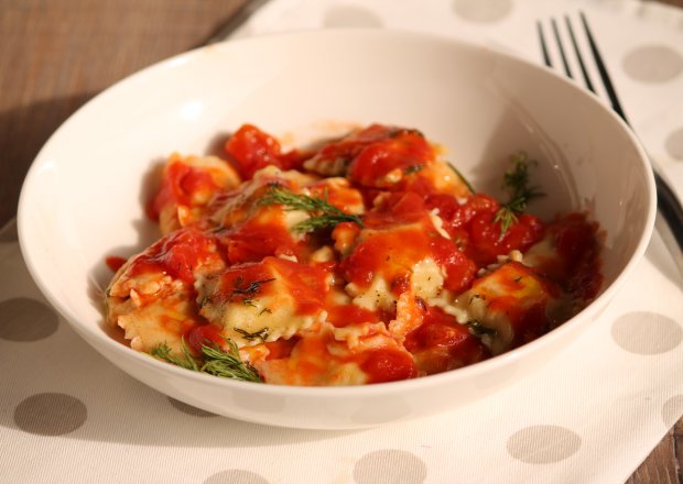 Fotografia przedstawiająca Raviolini z ricottą w sosie pomidorowym