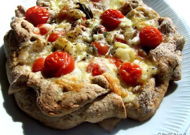 Fotografia przedstawiająca razowa pizza Margherita (inna wersja)