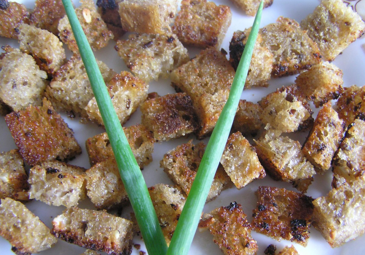 Razowe grzanki do sałatki foto