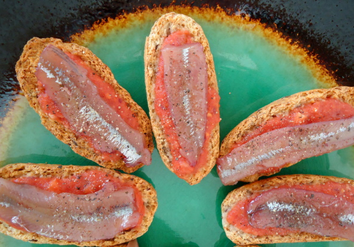 Razowe grzanki z filecikami anchois foto