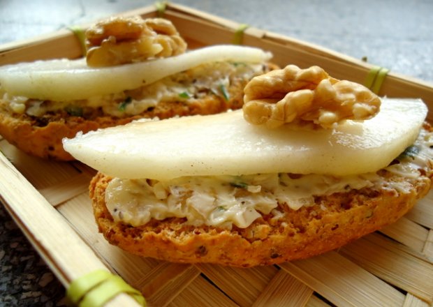 Fotografia przedstawiająca Razowe grzanki z masłem orzechowym i gruszką
