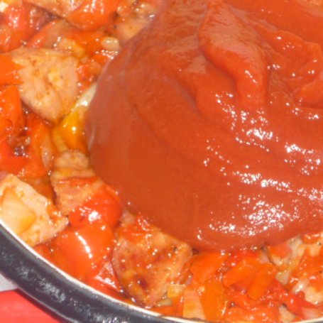 Krok 2 - Razowe kluski kładzione podane z klopsem w sosie pomidorowym foto