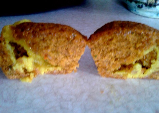 Fotografia przedstawiająca razowe muffiny z dżemem marchewkowym i marcepanem
