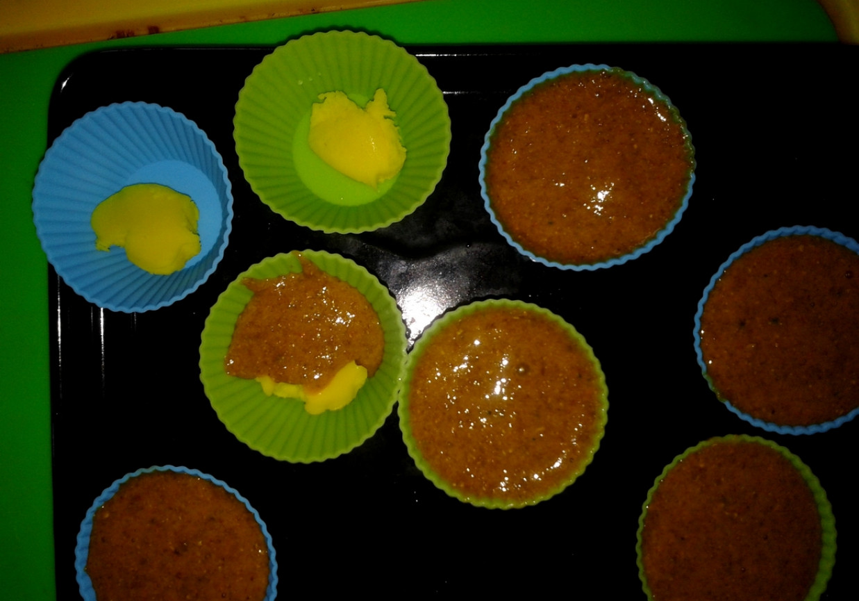 razowe muffiny z dżemem marchewkowym i marcepanem foto
