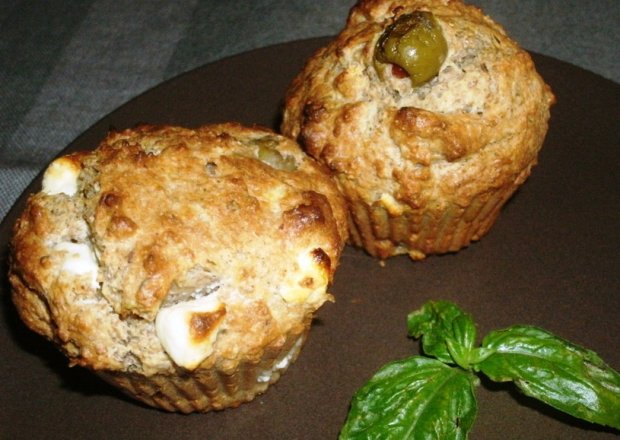 Fotografia przedstawiająca razowe muffiny z fetą i oliwkami