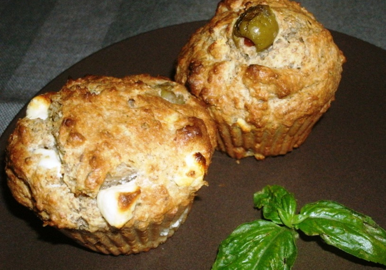 razowe muffiny z fetą i oliwkami foto