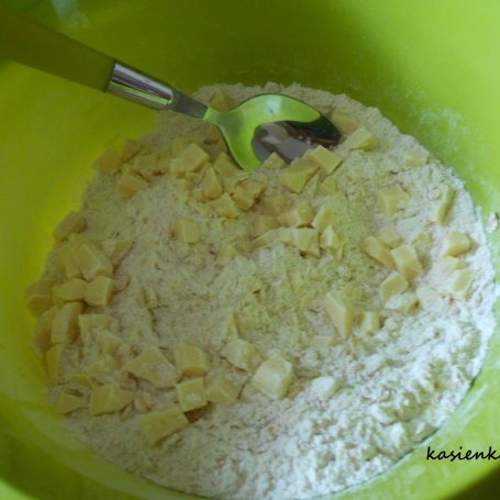 Krok 2 - Razowe muffiny z malinami i białą czekoladą foto