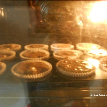 Krok 5 - Razowe muffiny z malinami i białą czekoladą foto