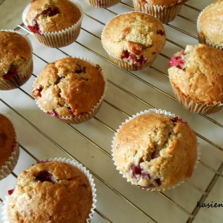 Krok 6 - Razowe muffiny z malinami i białą czekoladą foto