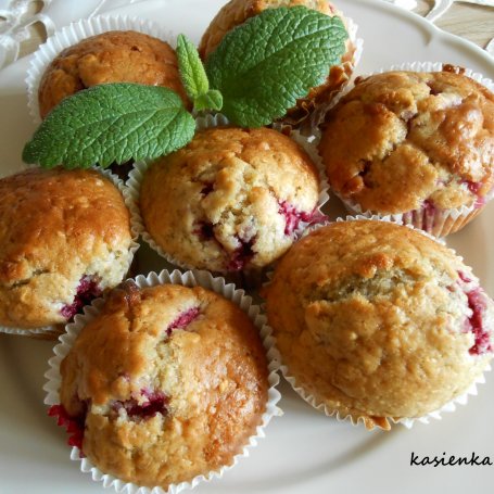 Krok 7 - Razowe muffiny z malinami i białą czekoladą foto