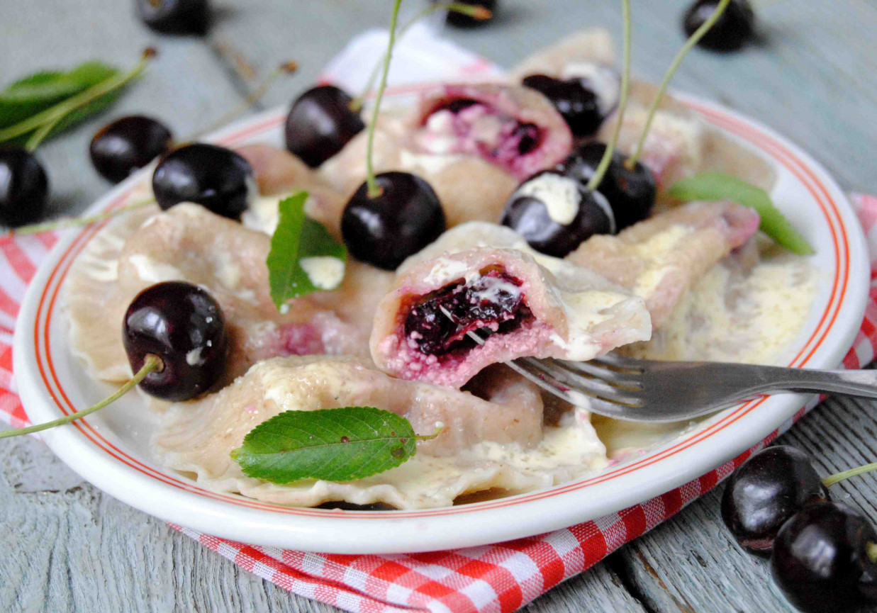 Razowe pierogi z czereśniami foto