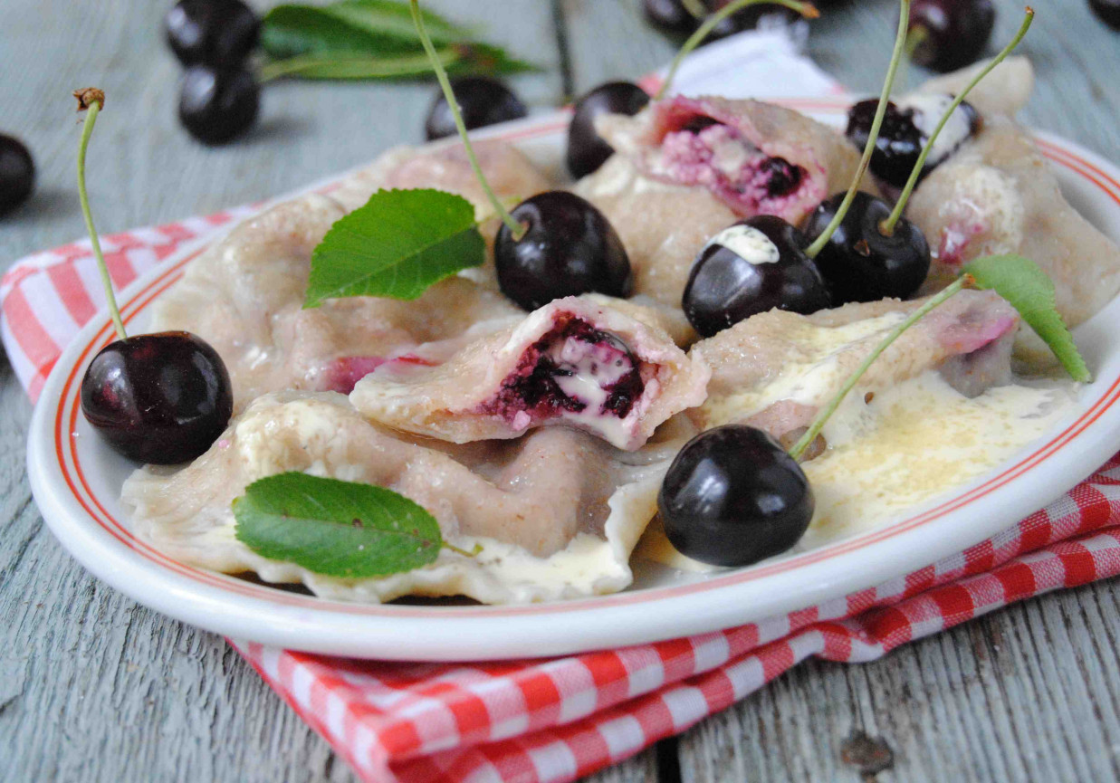 Razowe pierogi z czereśniami foto