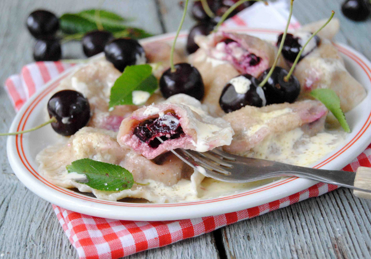 Razowe pierogi z czereśniami foto