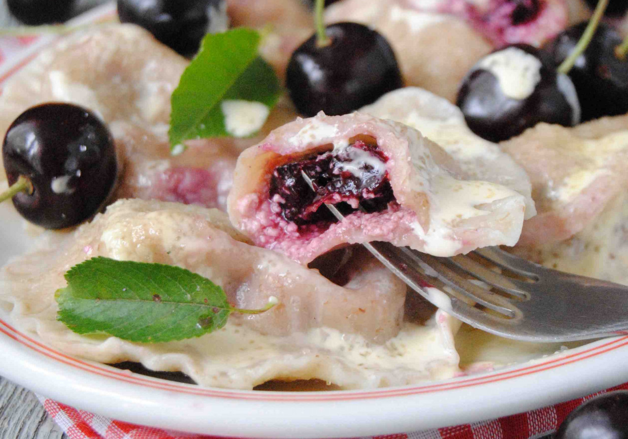 Razowe pierogi z czereśniami foto