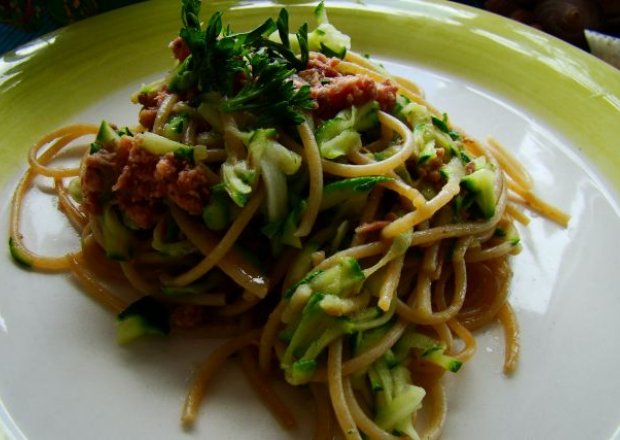 Fotografia przedstawiająca Razowe spaghetti  z cukinią i tuńczykiem