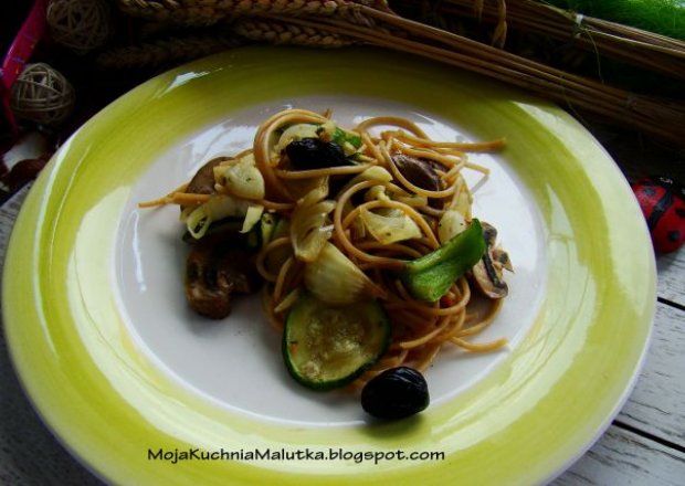 Fotografia przedstawiająca Razowe spaghetti z pieczarkami i oliwkami
