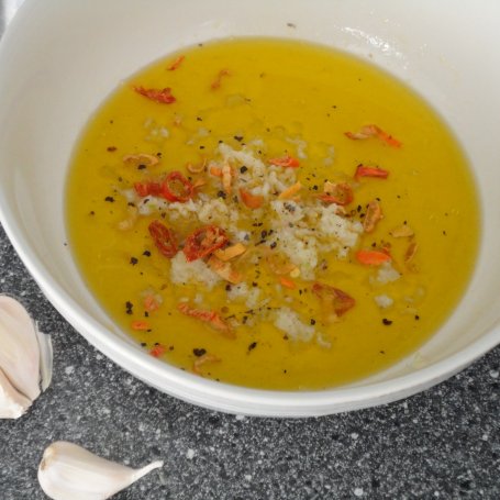 Krok 1 - Razowe spaghetti z pikantnymi krewetkami foto