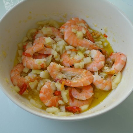 Krok 2 - Razowe spaghetti z pikantnymi krewetkami foto