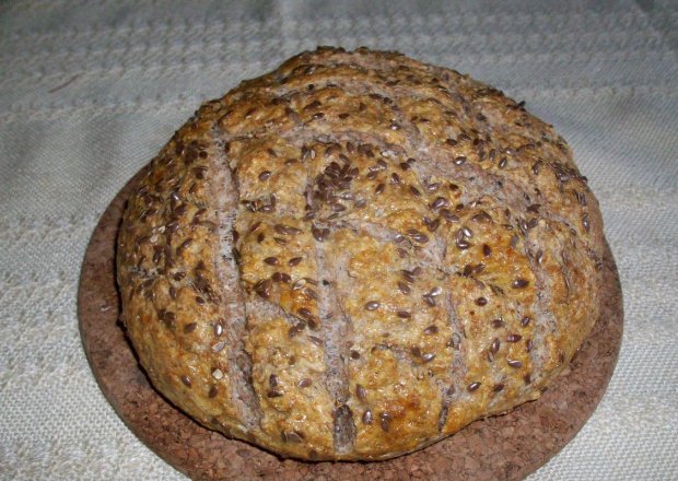 Fotografia przedstawiająca Razowo-pszenny chlebek ze siemieniem lnianym