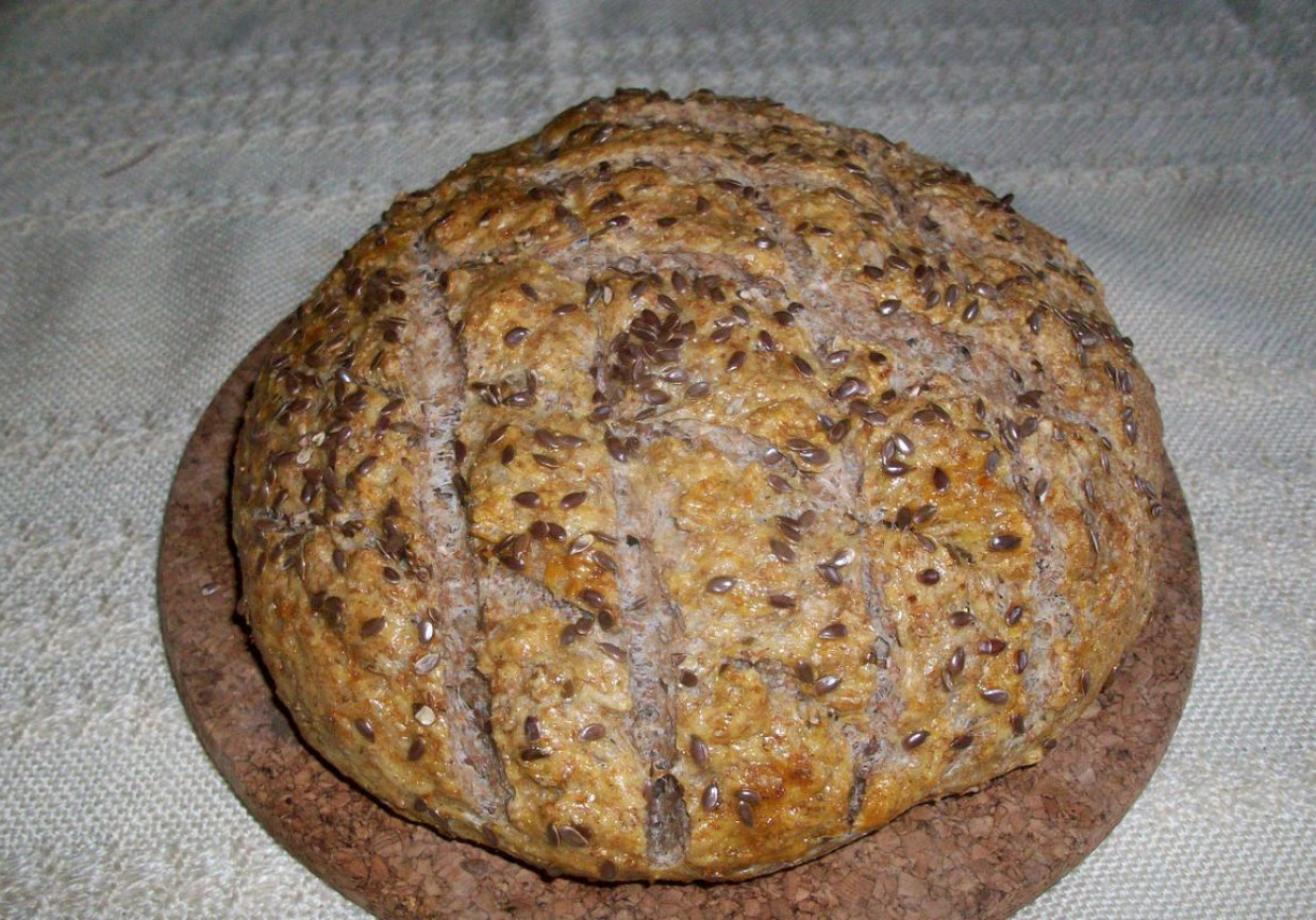 Razowo-pszenny chlebek ze siemieniem lnianym foto