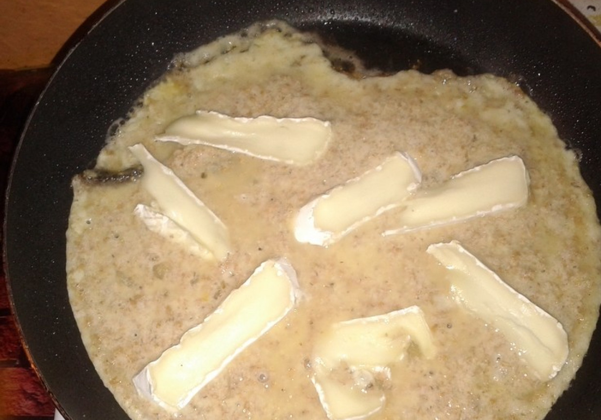 razowy omlet z pieczarkami i camembert foto