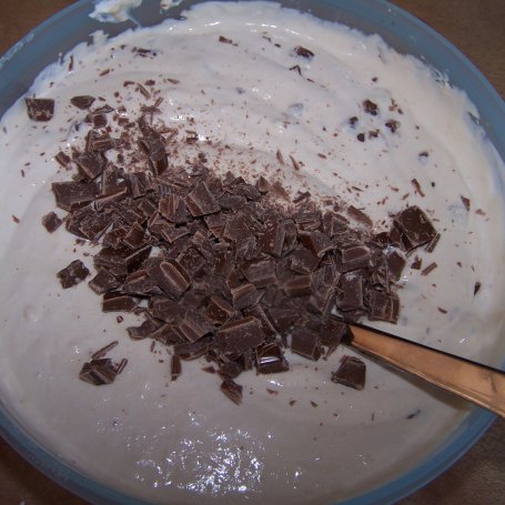 Krok 4 - Ricotta z kawałkami czekolady, czyli sernik bez pieczenia :) foto