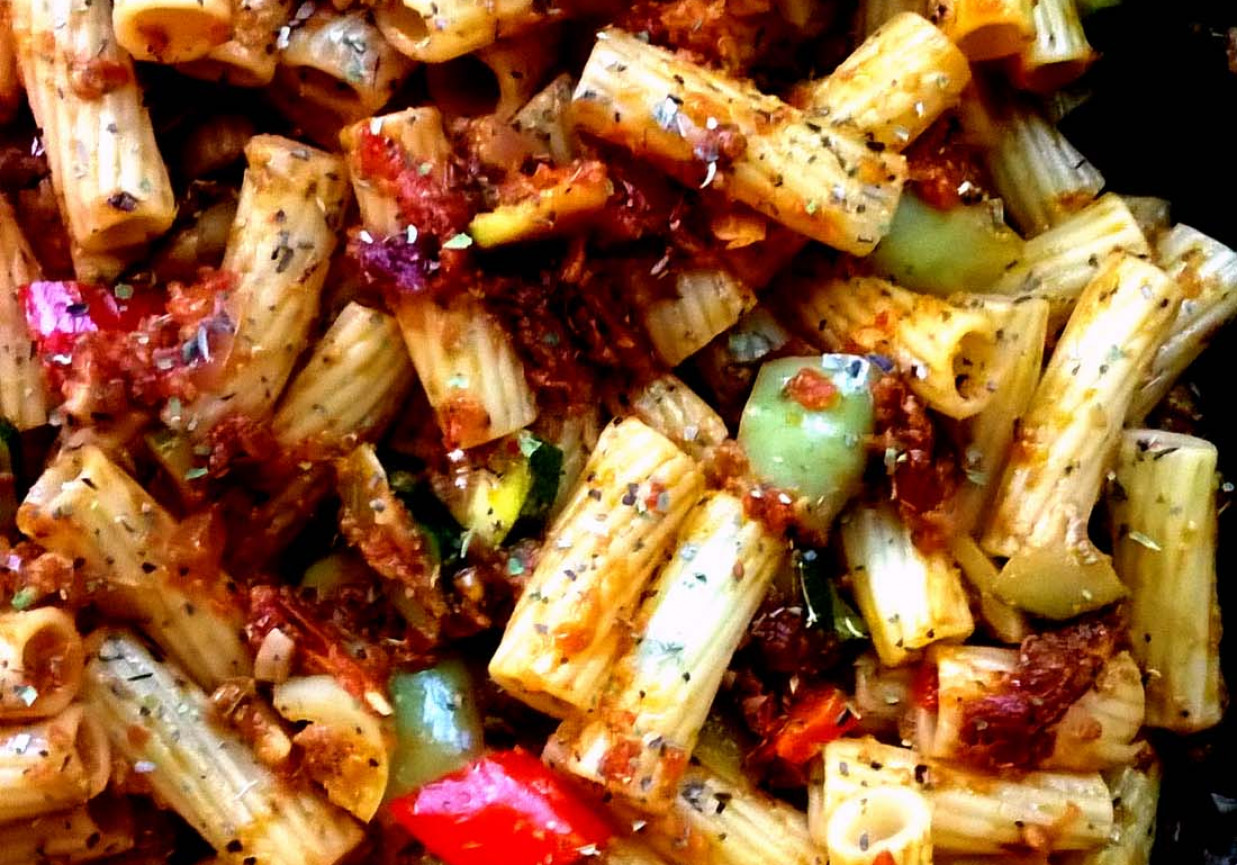 rigatoni z ajvarem, papryką, suszonymi pomidorami i cukinią