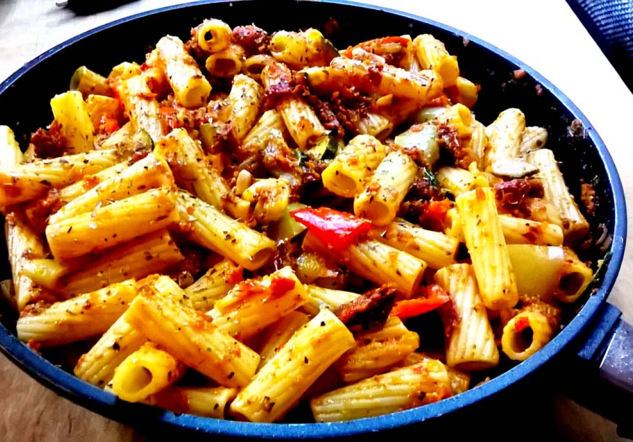 rigatoni z ajvarem, papryką, suszonymi pomidorami i cukinią