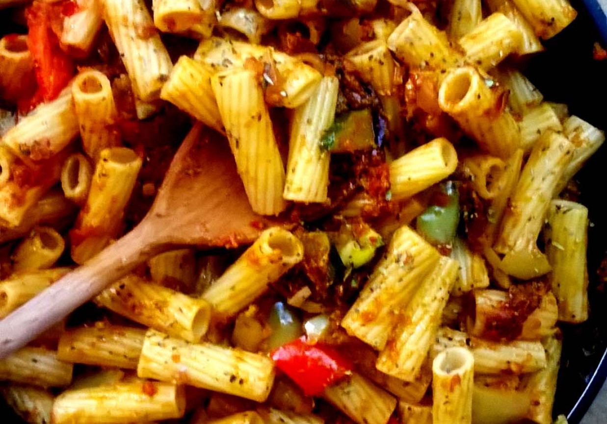 rigatoni z ajvarem, papryką, suszonymi pomidorami i cukinią