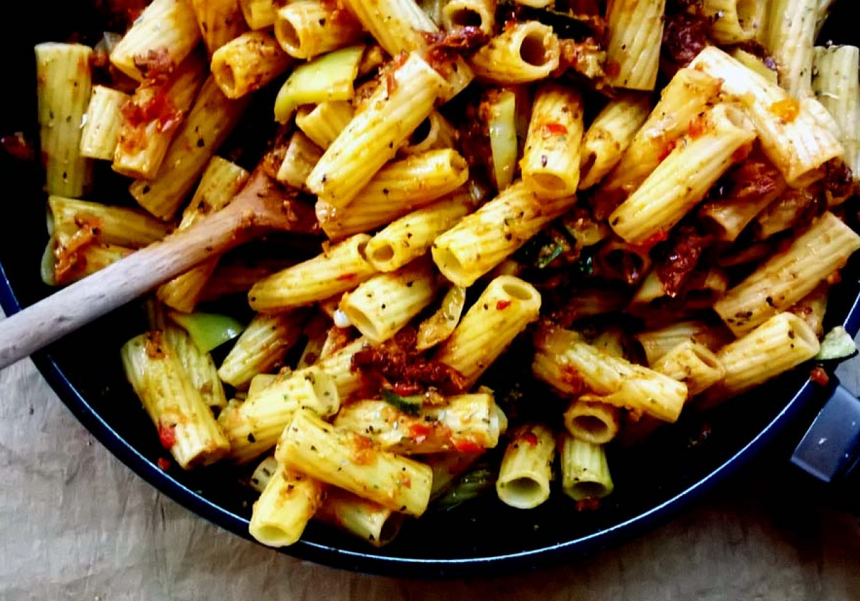 rigatoni z ajvarem, papryką, suszonymi pomidorami i cukinią