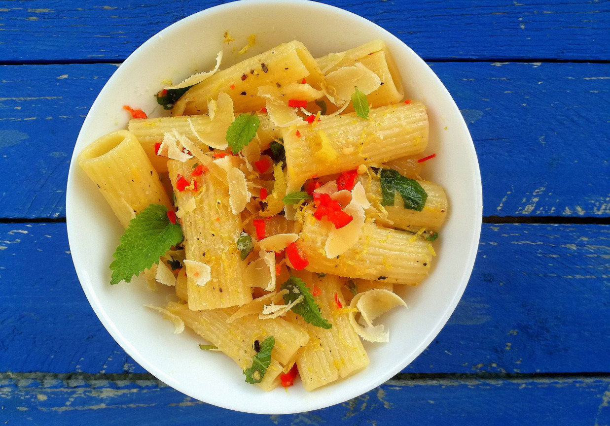 Rigatoni z cytryną, chilli i melisą DoradcaSmaku.pl